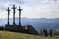 hessen rhön bischofsheim kreuze am kreuzberg bei sonnenuntergang