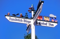 Deutschland Erzgebirge Wegweiser in Seiffen