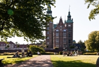 dänemark kopenhagen schloss rosenborg mensch menschen park rasen