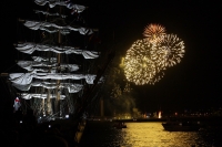 frankreich rouen feuerwerk nacht segelschiff frankreich rouen feuerwerk nacht segelschiff