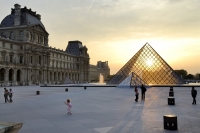 frankreich paris louvre glaspyramide frankreich paris louvre glaspyramide