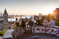 hamburg junge leute landungsbrücken