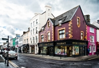 irland grafschaft kerry killarney straße häuser haus bunt apotheke killarney-204401_960_720 (1)