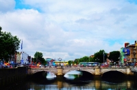 irland dublin liffey brücke fluss bus auto straße
