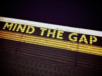 großbritannien england london u-bahn underground mind the gap https://pixabay.com/de/mut-zur-l%C3%BCcke-london-u-bahn-1876790/