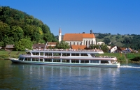 Ausflugsschiff auf der Donau