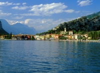 italien 021-09--i--gardasee--blick auf torbole.jp