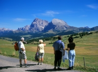 italien südtirol seiseralm mit wandergruppe