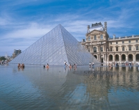 Louvre glaspyramide vor louvre