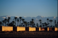 stadtmauer vor dem atlasgebirge, marrakesch stadtmauer vor dem atlasgebirge, marrakesch