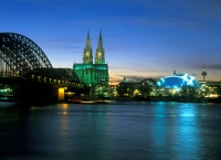 Abendliches Köln am Rhein